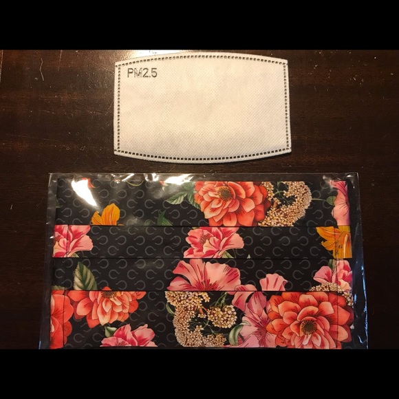 Johnny Was adult size cotton/sateen pleated mask. Expandable. Brand new! - Picture 3 of 5